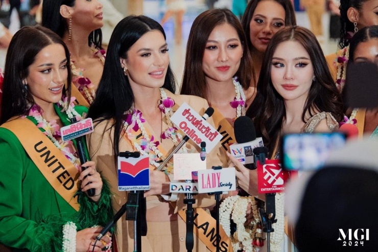 Các thí sinh Miss Grand International trả lời phỏng vấn ở sân bay. Ảnh: MGI