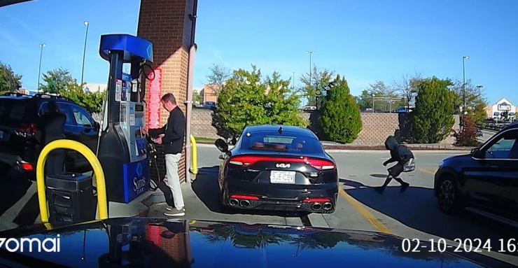 Người đàn ông bị cướp xe ô tô khi đang đổ xăng.