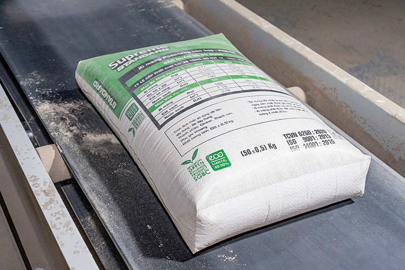 Xi măng bao Fico-YTL có nhãn ECOCem có thể giảm phát thải CO₂ từ 40-50%.