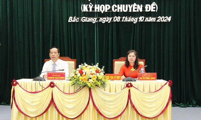 Phó Chủ tịch thường trực HĐND tỉnh Bắc Giang Lâm Thị Hương Thành (bìa trái)