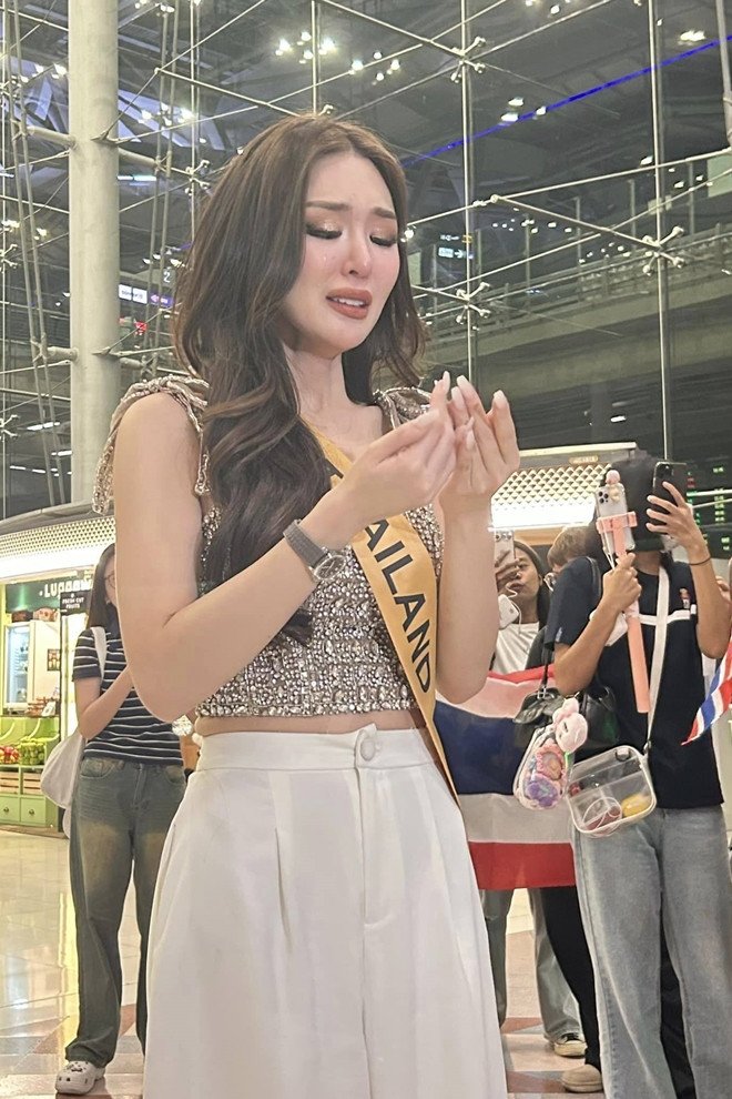 Miss Grand Thailand không giấu được cảm xúc khi nói về hành trình đã trải qua. 