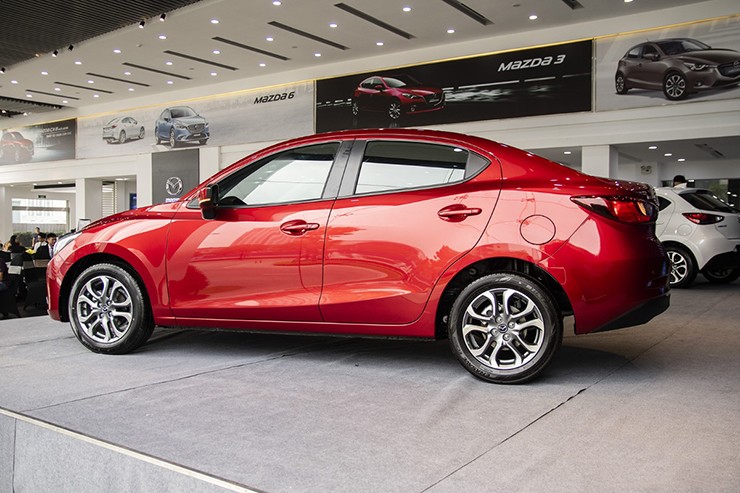 Mazda 2 có khoảng sáng gầm thấp hơn Hyundai Accent 2024.