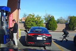 Media - Clip: Đang đổ xăng, người đàn ông bị cướp xe ô tô ngay giữa ban ngày