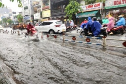 Tin tức trong ngày - Mưa trắng trời ở TPHCM, giao lộ dẫn vào sân bay Tân Sơn Nhất ngập chưa từng thấy