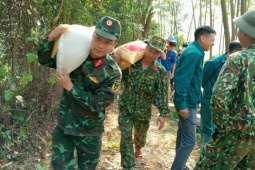 Mở đường công vụ tiếp tế lương thực cho 7.000 người bị cô lập do sạt lở ở Phú Thọ