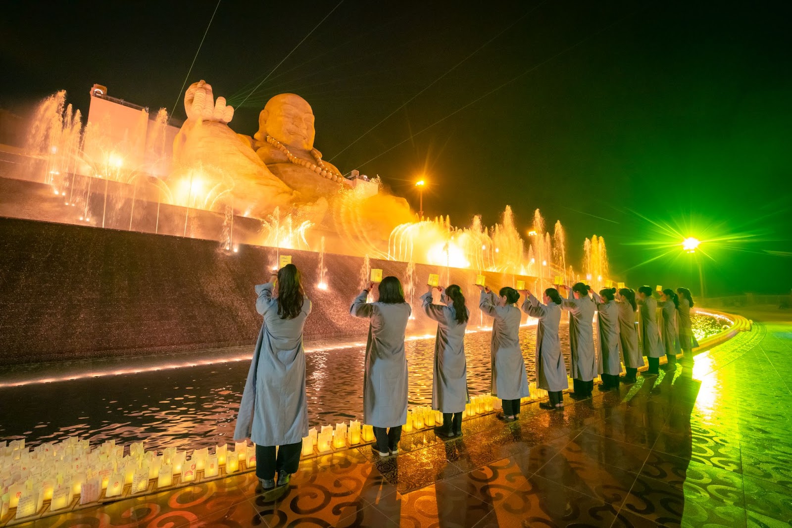 Dâng đăng trước tôn tượng Di Lặc Bồ Tát. Ảnh Sun World Ba Den Mountain