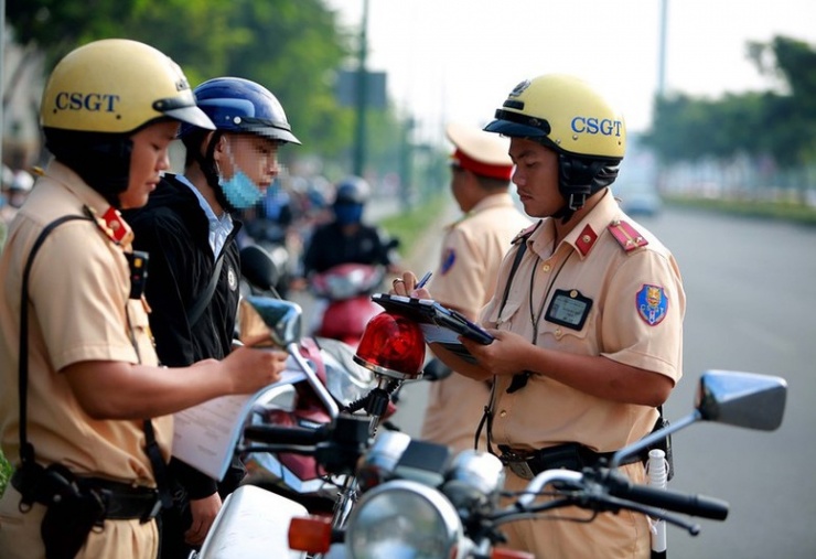 Nhiều trường hợp lợi dụng quyền giám sát để quay phim, ghi hình, chụp ảnh quá trình làm việc của lực lượng CSGT nhằm mục đích quấy rối. Ảnh minh họa