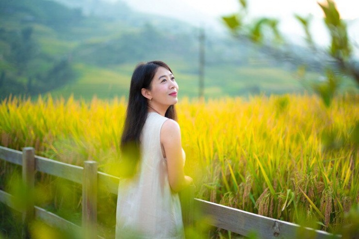 Ở góc chụp gần có thể thấy nữ MC gần như để mặt mộc, chỉ tô một chút son nhẹ nhàng nhưng chính làn da trắng sáng, căng mọng ở độ tuổi U40 lại là điểm sáng giúp cô&nbsp;thêm phần rạng rỡ.&nbsp;