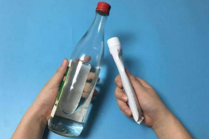 Trộn kem đánh răng cùng rượu trắng, công dụng "vàng 10", không biết rất phí - 1