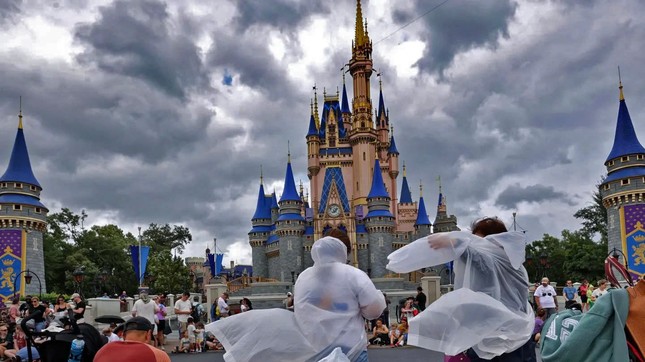Khách tham quan Walt Disney World phải mặc áo mưa khi các dải thời tiết từ cơn bão Helene di chuyển qua hồi cuối tháng 9. Ảnh:Fobers.