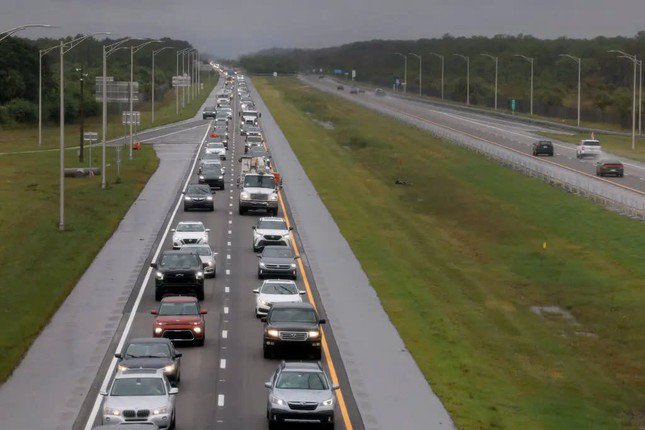Nhiều quận ven biển bang Florida cũng đã ban hành lệnh sơ tán khẩn cấp bắt buộc.