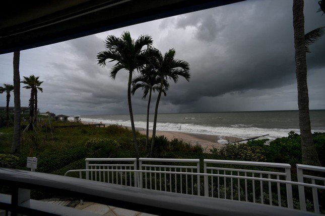 Cảnh quan bãi biển Humiston nhìn từ hiên nhà hàng ven biển Citrus ở Vero Beach, Florida trước cơn bão Milton hôm thứ Ba. Ảnh: Imagn.