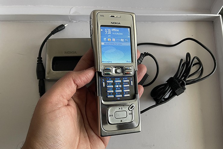 Nokia N91 gây chú ý với kiểu nắp trượt che bàn phím.