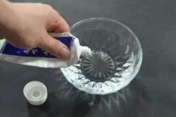 Bạn trẻ - Cuộc sống - Trộn kem đánh răng cùng rượu trắng, công dụng "vàng 10", không biết rất phí