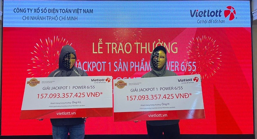 Vietlott trao giải cho 2 người trúng Jackpot 1 hơn 314 tỷ đồng.