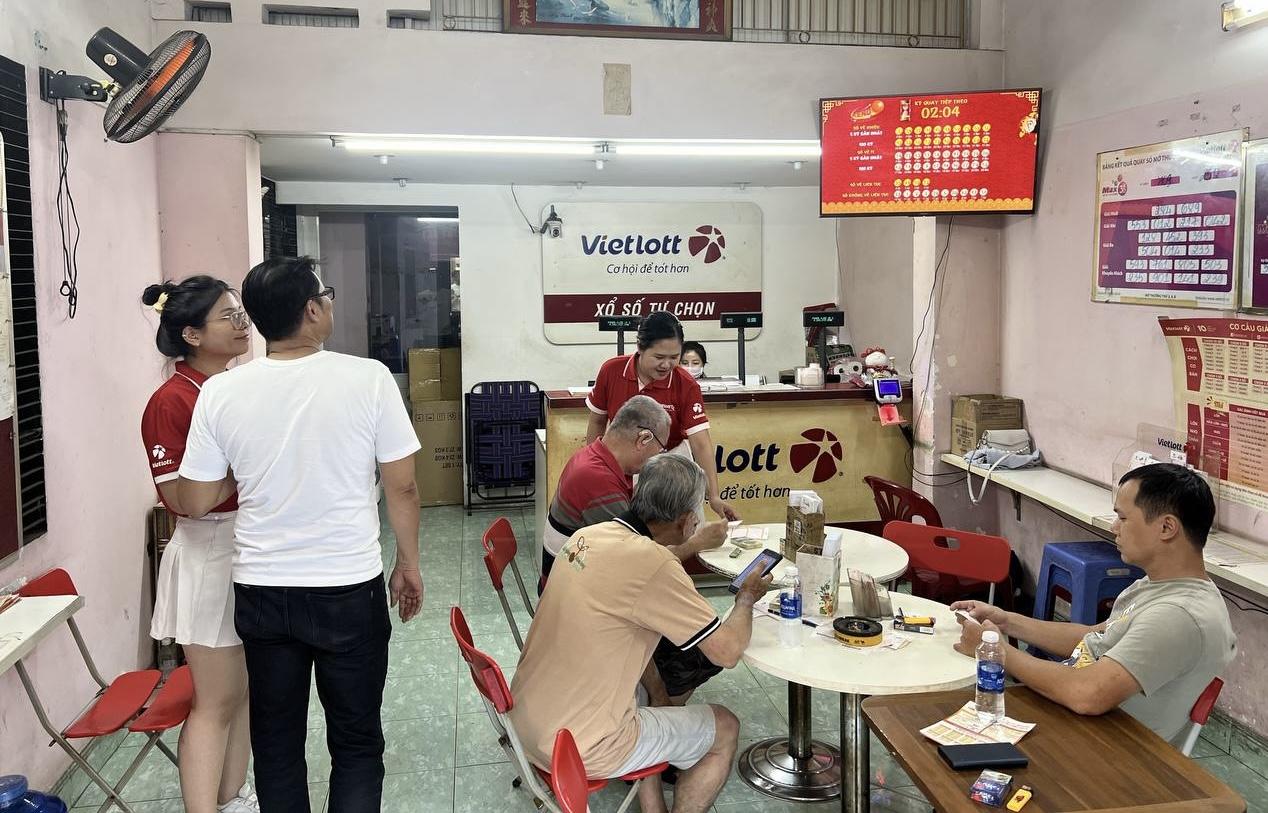 Các điểm bán Vietlott trở nên nhộn nhịp hơn khi Jackpot 1 sắp đạt 100 tỷ đồng.