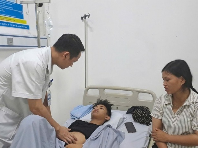 40 học sinh, sinh viên nhập viện sau bữa tối tại căng tin trường