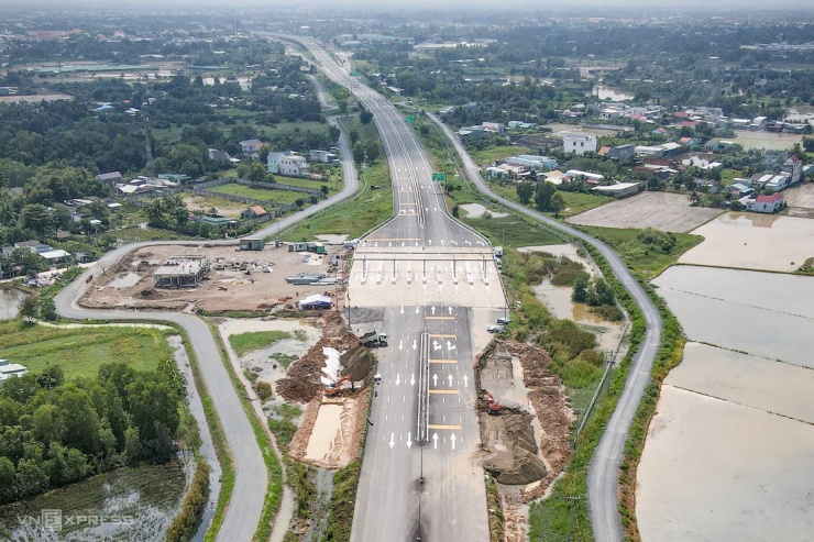 Trạm thu phí Mỹ Yên với 10 làn xe tại đoạn đầu cao tốc đang lắp đặt, chuẩn bị đưa vào khai thác.