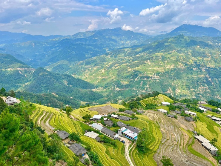 Những dãy núi sừng sững trong tiết trời tuyệt đẹp.