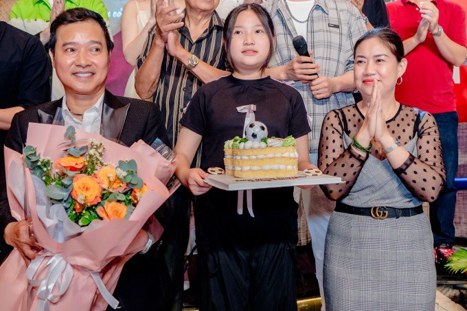 Vợ và con gái út hát mừng sinh nhật tuổi 54 của Hồng Sơn ở sự kiện hôm 9/10. Ảnh: Nhân vật cung cấp