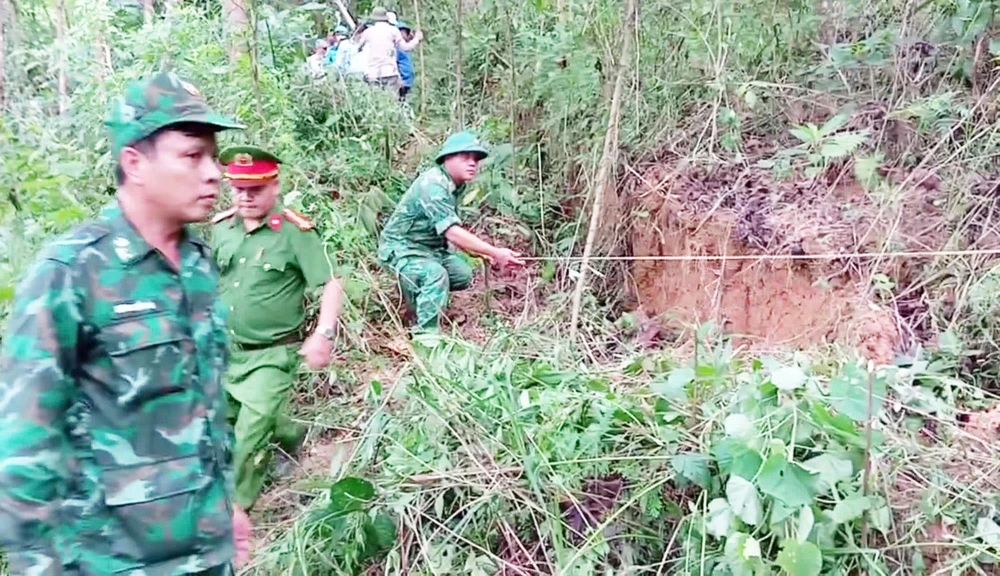 Quả đồi nứt toác phía sau nhà người dân, tỉnh Quảng Nam công bố tình huống khẩn cấp. Ảnh: TN