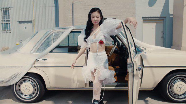 Một số trang phục trong teaser MV Mantra của Jennie.