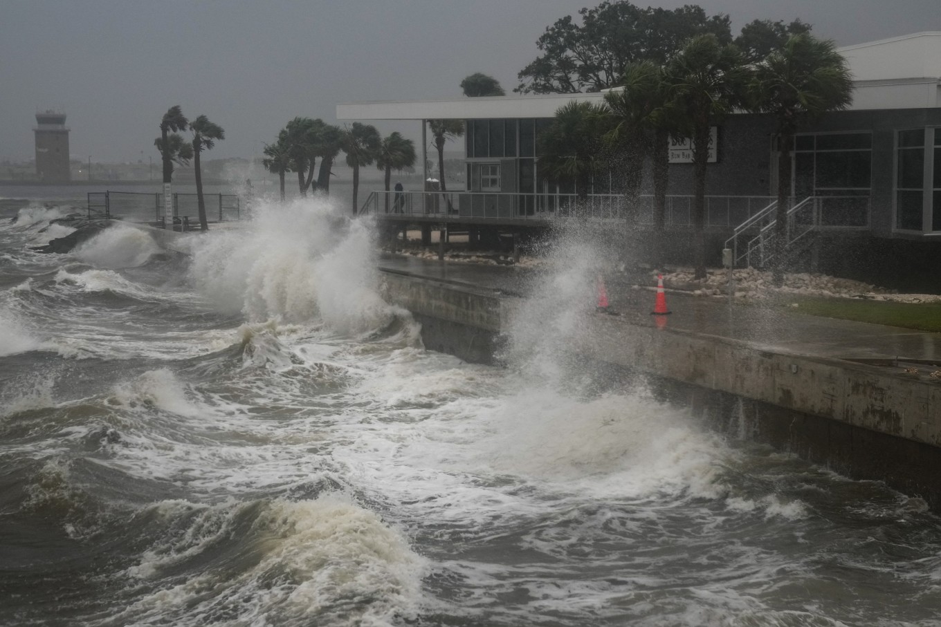 Gió và sóng lớn bắt đầu quần thảo ở khu vực St. Petersburg, Florida. Ảnh: AFP.