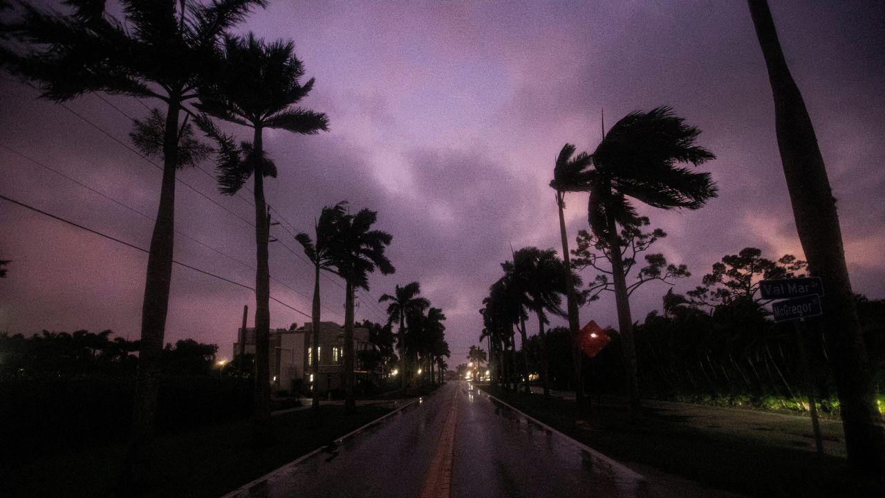 Bầu trời ở Florida chuyển màu tím khi bão Milton đổ bộ. Ảnh: CNN