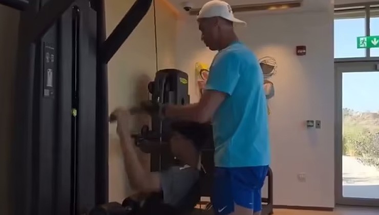 Ronaldo luôn yêu cầu con trai tập luyện chăm chỉ