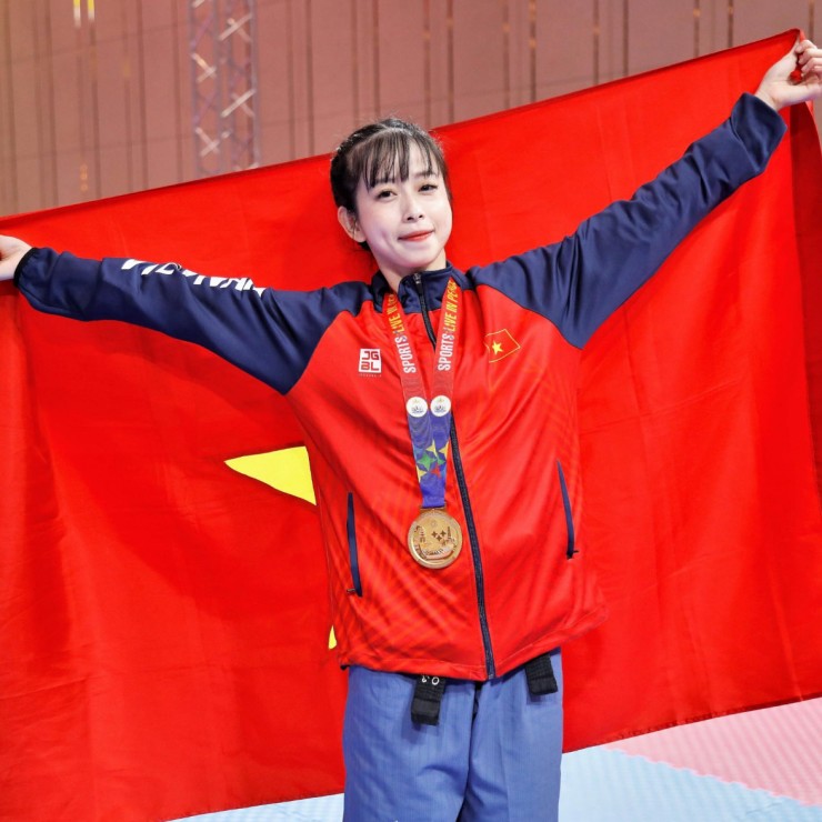 Mỗi khi ra sân, cô vẫn thường trang điểm “sương sương", nhấn vào cặp má đỏ hây hây cùng đôi môi tươi tắn. Điều này giúp cho mọi khoảnh khắc của Châu Tuyết Vân đều toả sáng lung linh.