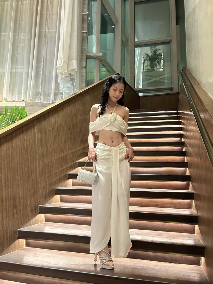 Cô có chiều cao khoảng 1m64, với thân hình thon gọn, đặc biệt là cơ bắp săn chắc ở tay và chân, phù hợp với một vận động viên thể thao.