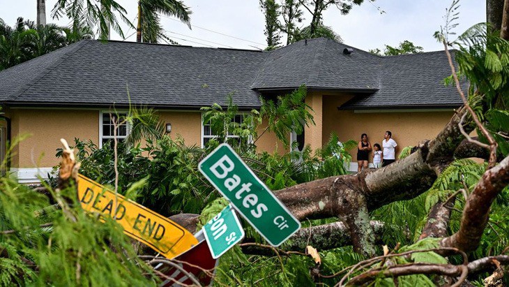 Cây đổ phía trước một hộ gia đình do bão Milton tại Florida. Ảnh: Getty