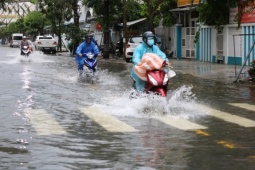 Tin tức trong ngày - Nam Bộ và miền Trung đón mưa lớn kéo dài