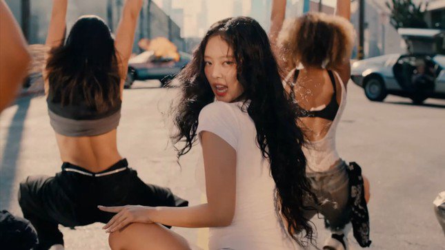 MV mới Jennie (BlackPink) bị chê tình dục hóa - 3