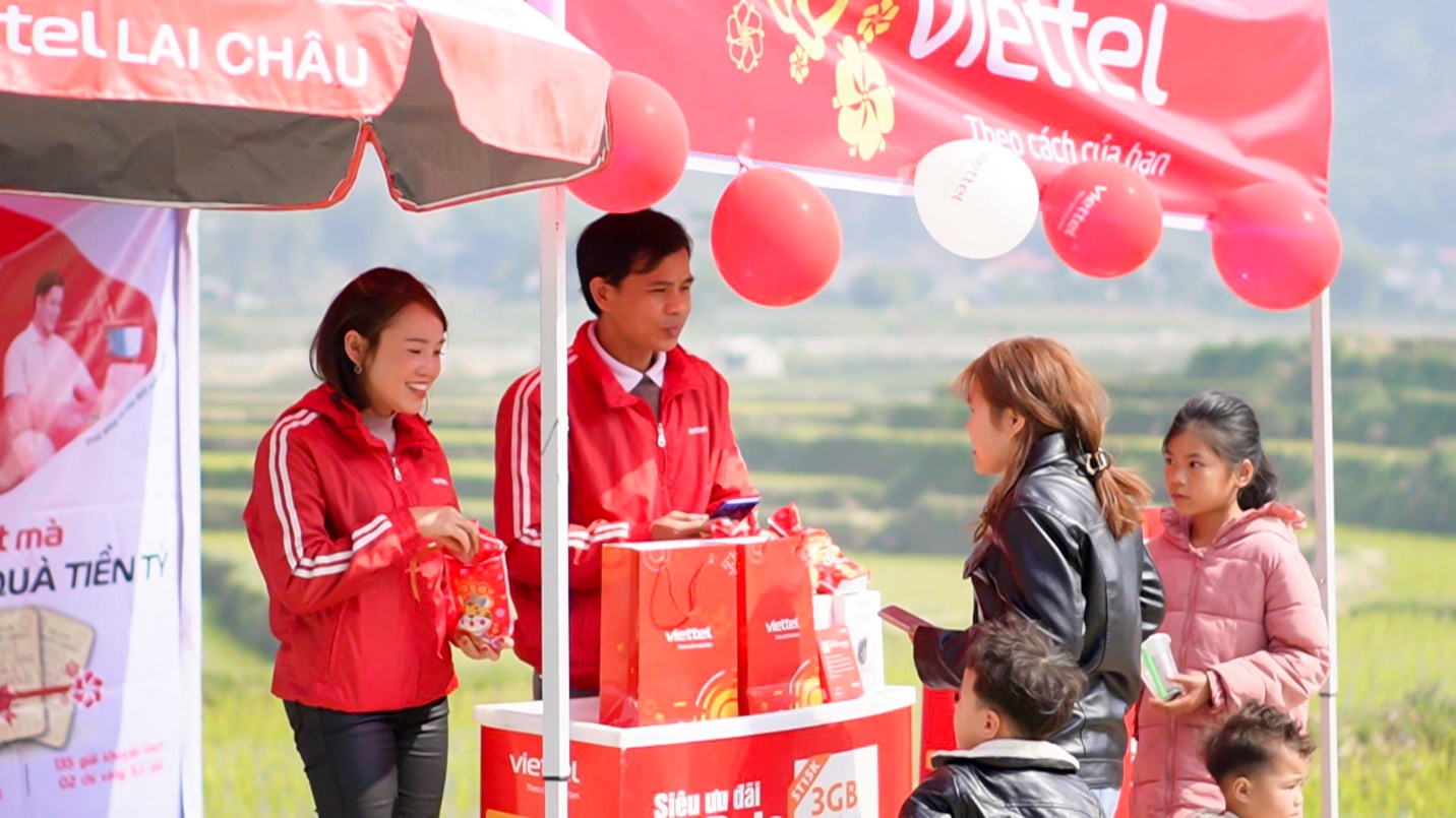Viettel Telecom bố trí 12.000 điểm hỗ trợ chuyển đổi 4G tới tận thôn bản để người dân không phải đi xa