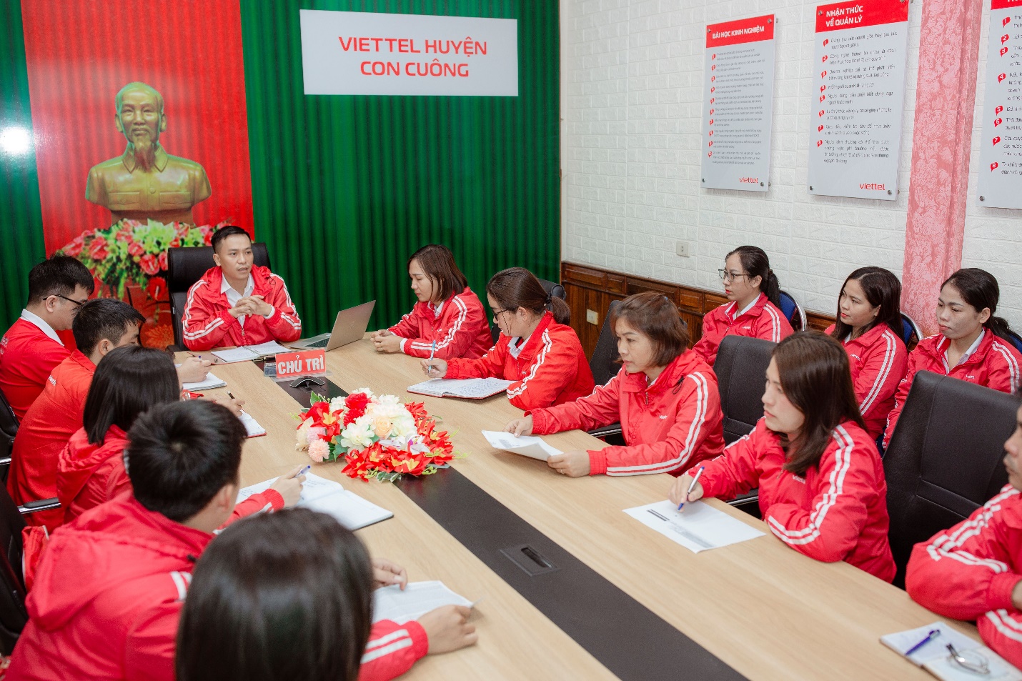 Anh Trương Đình Điệp, Giám đốc Viettel huyện Con Cuông (Nghệ An) trong một cuộc họp triển khai chuyển đổi 2G lên 4G