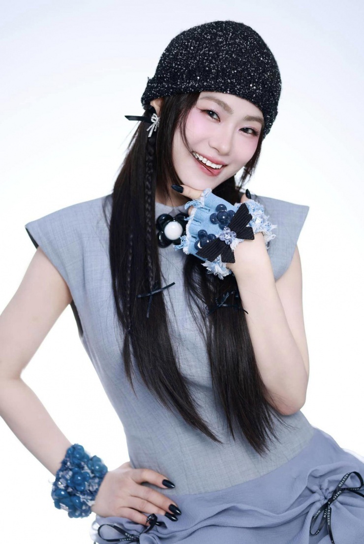 Lương Bích Hữu trở lại showbiz hai năm qua sau thời gian lo cho gia đình và ổn định sức khỏe. Khi chạy show, ghi hình các chương trình âm nhạc, ca sĩ chọn váy áo sắc màu kết hợp với nhiều món phụ kiện.