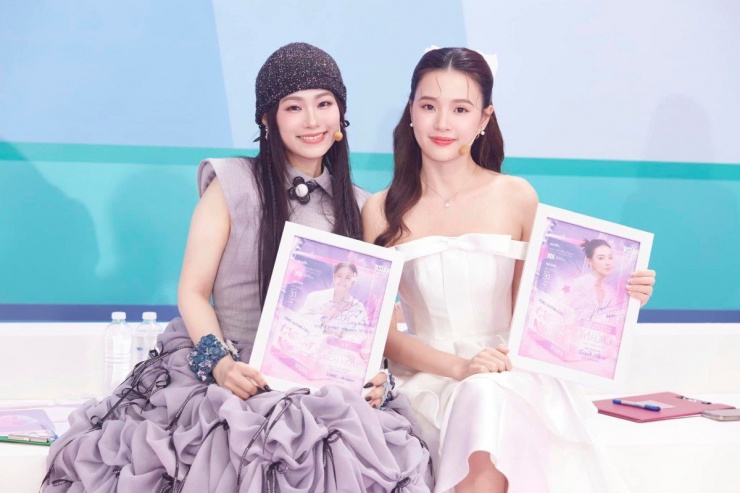 Ca sĩ diện váy đính nơ khi ngồi "ghế nóng" cùng Midu (phải) tại buổi casting cuộc thi Teen Models, hồi tháng 9 ở TP HCM.