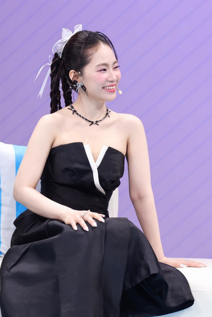 Ca sĩ áp dụng khẩu phần ăn chủ yếu gồm rau xanh, trái cây. Cô cắt toàn bộ đường trong thức ăn hoặc nước uống như sữa chua, trà. Ngoài ra, Lương Bích Hữu chạy bộ mỗi ngày khoảng một tiếng vào sáng sớm hoặc chiều. Hiện cô lấy lại vòng eo 60 cm, nặng 50 kg.