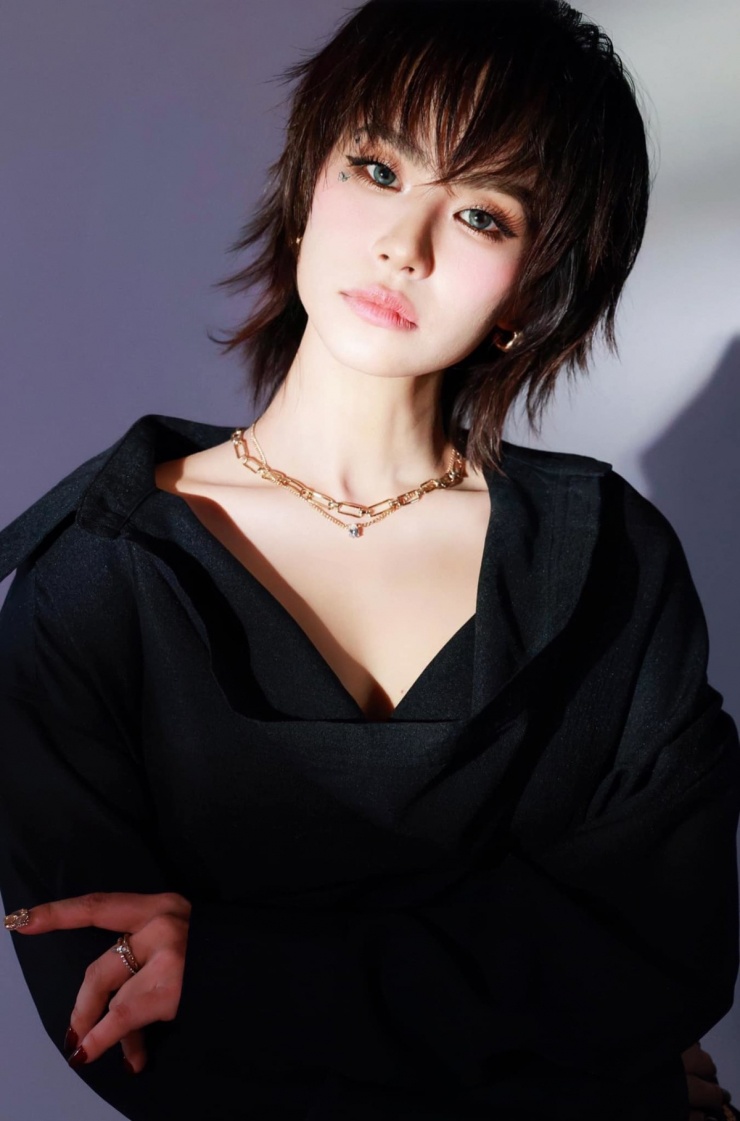 Trang phục 'ăn gian tuổi' của Lương Bích Hữu - 12