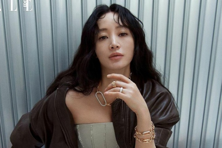 'Biểu tượng gợi cảm' Kim Hye Soo tuổi 54