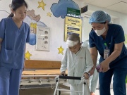 Sức khỏe đời sống - Bé trai 7 tuổi Làng Nủ xuất viện trên xe lăn