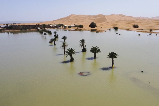 Sa mạc Sahara ngập trong biển nước - 2