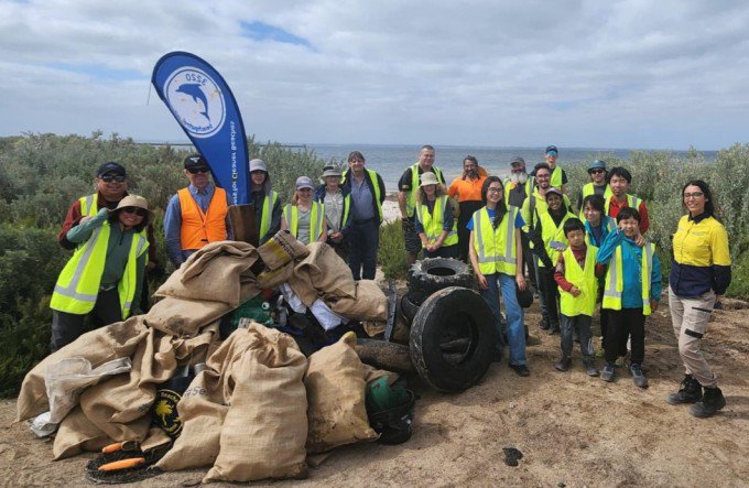 Ngọc cùng người dân địa phương trong một lần thu gom rác bên bờ biển ở thành phố Geelong, bang Victoria, Australia. Ảnh: Nhân vật cung cấp