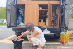 Bạn trẻ - Cuộc sống - Người phụ nữ không lấy chồng, tuổi U70 bán nhà đi du lịch suốt 9 năm
