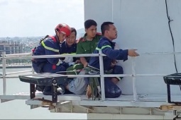 Tin tức trong ngày - Gay cấn giải cứu người phụ nữ trùm kín mặt, vắt vẻo trên cầu cao