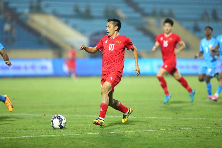 Văn Quyết nói thêm: “Tôi muốn tham dự thêm giải đấu lớn cùng tinh thần và quyết tâm. Nhưng giờ thể trạng tôi không tốt nữa rồi, không đáp ứng được. Đây sẽ là trận đấu cuối cùng tôi khoác áo đội tuyển quốc gia. Tôi mong tuyển Việt Nam sẽ chơi tốt, các em trẻ sớm hòa nhập.