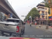 Tin tức trong ngày - Hai ôtô liên tục tạt đầu nhau giữa phố Hà Nội