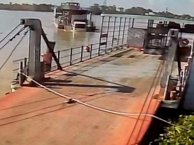Ôtô tải chở 3 người lao từ phà xuống sông Tiền