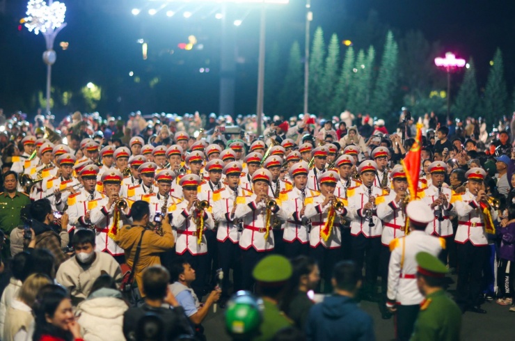 Tiếp theo đó là phần biểu diễn quân nhạc.